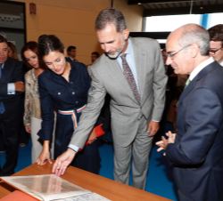 Sus Majestades los Reyes observan un facsímil del decreto de Felipe IV que concedió a Salamanca el derecho a organizar una Feria Franca, entregado com